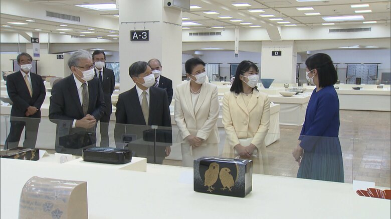 日本工芸会総裁の佳子さまと共に作品を見て回られた　2023年9月