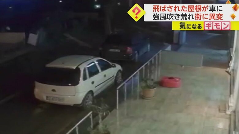 トルコ・リゼで吹き飛ばされた屋根が車にぶつかる瞬間(2)