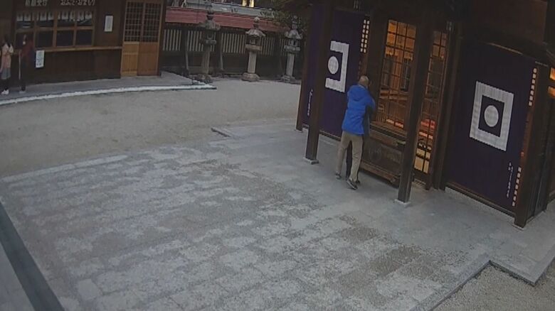 賽銭泥棒を捕まえた様子