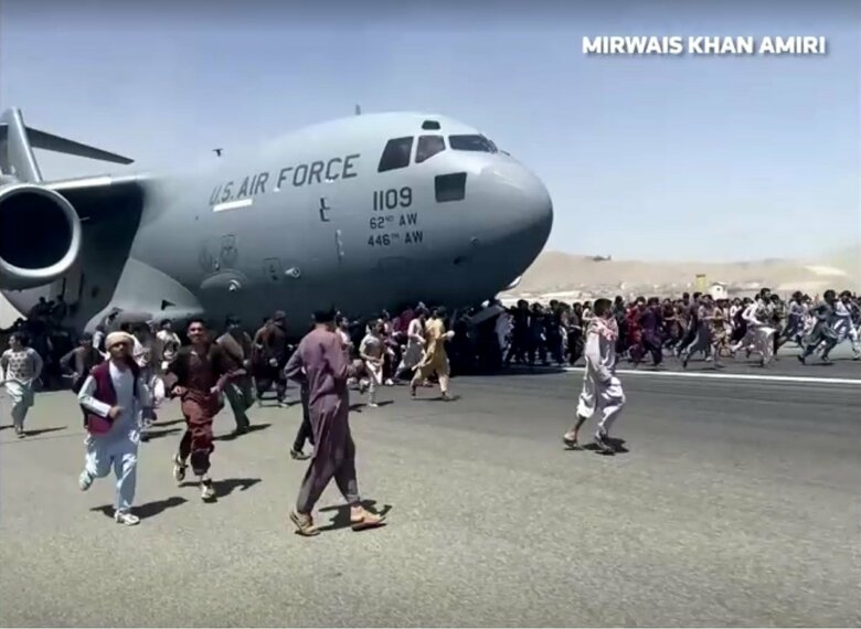 離陸する米軍機を取り囲むアフガン市民（2021年8月16日・カブール）