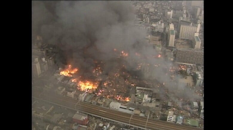 オレンジ色に染まる街　煙が立ち上る様子も確認できる（震災当日の神戸市上空から撮影）