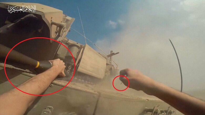 イスラエル軍の戦車にハマス戦闘員が“素手で爆発物を設置しピンを抜いた”映像（Hamas Military Wingより）