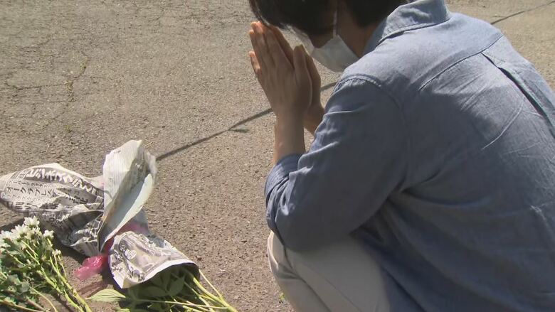 花を手向け、手を合わせる