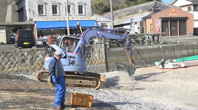 重機を使った撤去作業（三重・波切漁港）