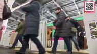 【帰省ラッシュ】JR札幌駅は朝から利用客で混雑―新函館北斗駅でも新幹線から年末年始を北海道で過ごす多くの人の姿が〈暴風雪の影響で運休が続いていた根室線が全線で運行再開〉北海道