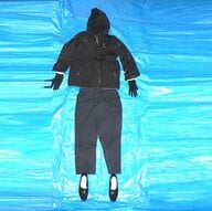 【港に仰向けで浮かぶ女性】溺死と判明_目立った外傷なし_死後早い段階か_警察が似顔絵や所持品を公開し情報提供を呼びかけ〈北海道函館市〉