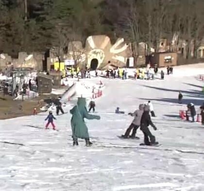 「六甲山スノーパーク」オープン　コスプレ姿のスキーヤーらが初滑り　人工雪ゲレンデで早くも大にぎわい