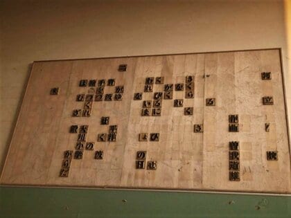 津波による児童74人の犠牲を後世に…大川小に残されたボロボロの「校歌の額」全国の子供達が復元し遺族へ