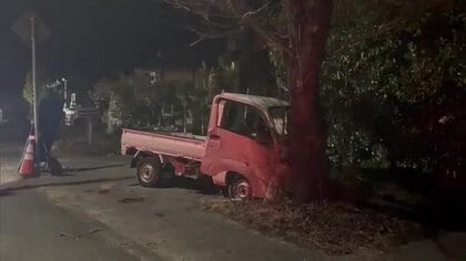 熊本市北区植木で軽トラックが街路樹に突っ込む