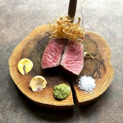 専属の肉師が選ぶ黒毛和牛と旬果実の一皿…赤身の旨さを極めたステーキと華やかな前菜がそろう大人の肉ビストロ