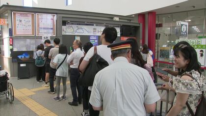 「始発までここで過ごそうか…」【雷、大雨、脱線事故が交通網を直撃】新千歳空港では雷で深夜の到着便が遅れタクシーに長蛇の列…JR室蘭線では倒木と列車が衝突し脱線 運輸安全委員会が現地調査〈北海道〉