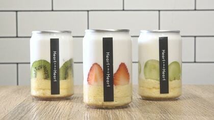 韓国で流行のスイーツから着想…缶に入ったケーキ「パルぺ缶」　旬のフルーツと一緒に店主が詰めた“地元愛”