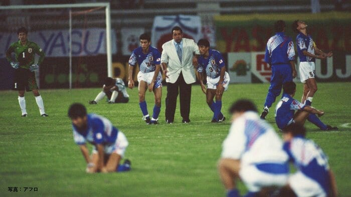 W杯出場を逃した選手を励ますオフト氏（1993年10月・ドーハ）