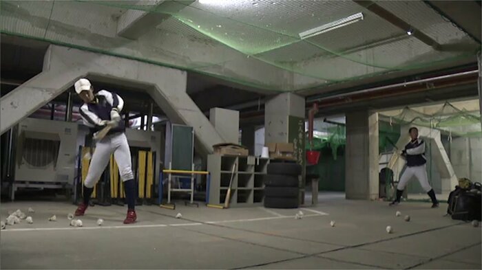 バドミントンのシャトルを使いバッティング練習