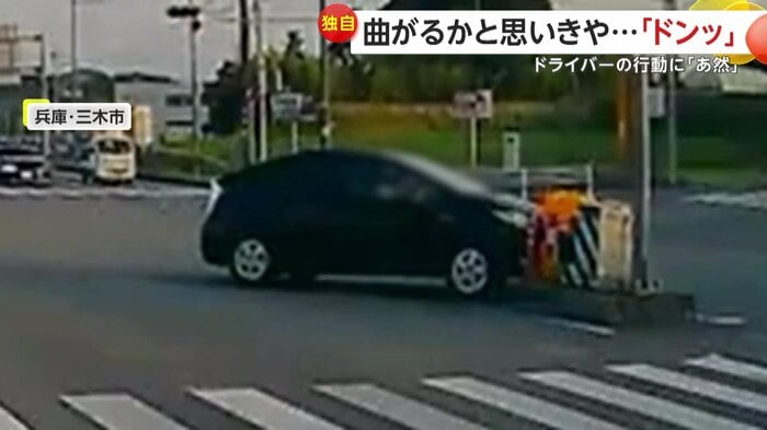 中央分離帯に衝突した黒い車（提供：イルさん）