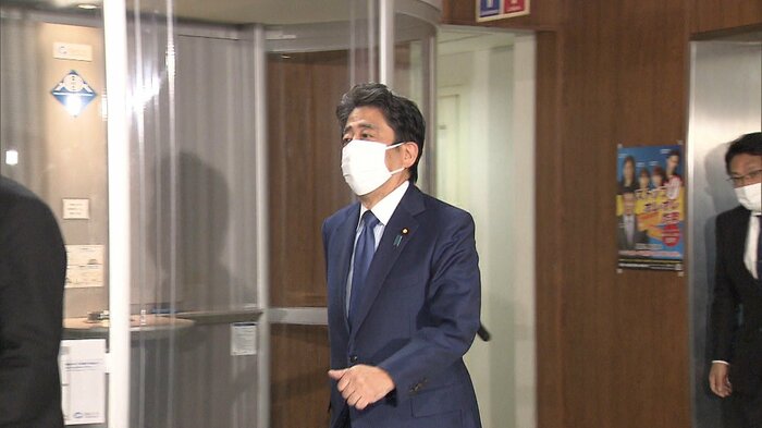「財政政策検討本部」の会合に入る安倍元首相(2021年12月7日)