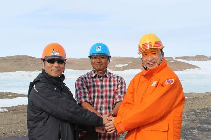 一番左:堤雅基さん(国立極地研究所提供)