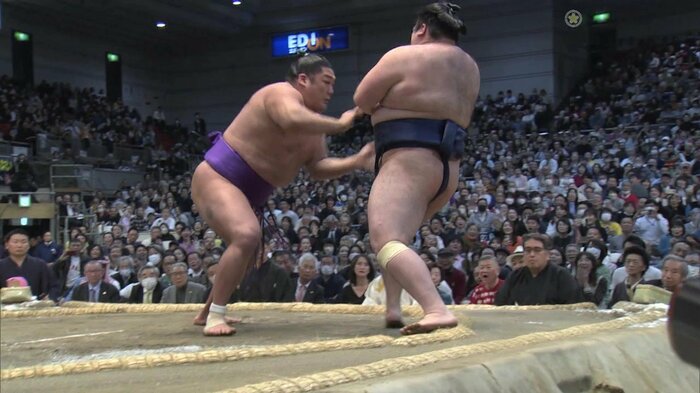 千秋楽 豪ノ山を押し倒す