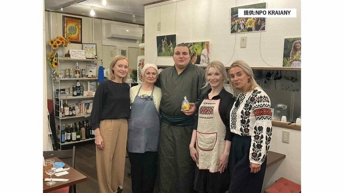 都内のウクライナカフェ・クラヤヌィでスタッフと撮影