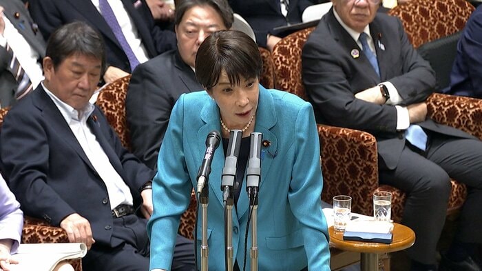 語気を強めて答弁する場面も