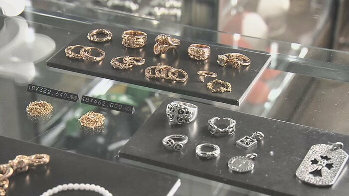 店の経営者は「現金と商品、両方取られた。スタッフにはケガはなかった」と話した