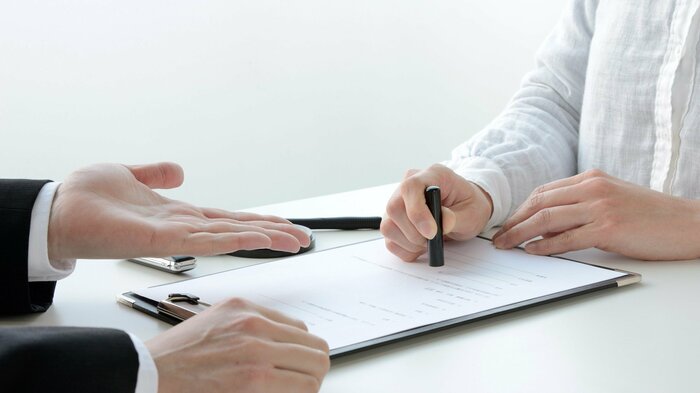 契約は口頭でも成立するが、金額が大きい場合はサインや押印が求められるという(画像はイメージ)