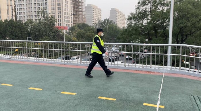 橋の上で警備する係員