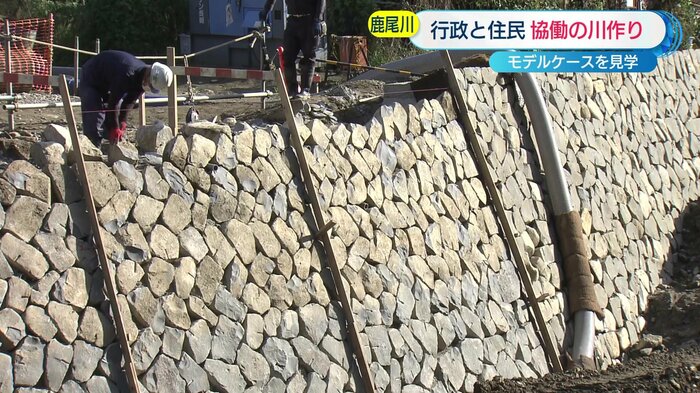 石工が丁寧に積み上げていく