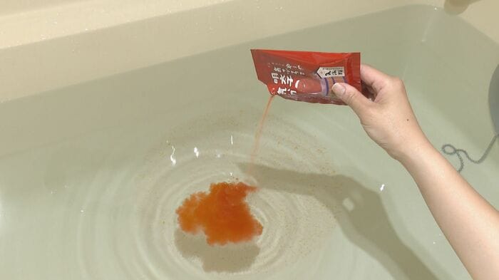湯船に入れると明太子カラーに