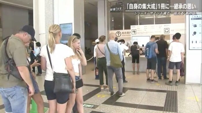 観光客などが長い列を作る広島市の原爆資料館