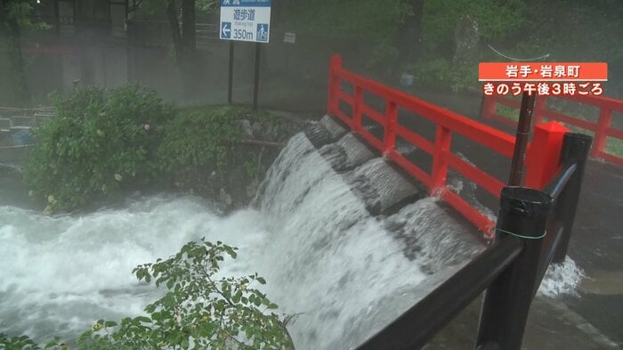 洞窟入口から遊歩道へとつながる橋まで激しい勢いで水があふれ出ている