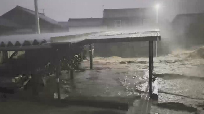 道路は川と化し、空には稲光も