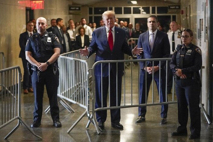 ニューヨークの裁判所で報道陣に訴えるトランプ氏