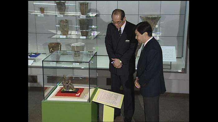「合掌土偶」をご覧になる陛下（青森・八戸市　2000年1月）