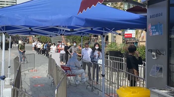 街のPCR検査スポットには至るところで行列ができている(6月1日午前9時頃)