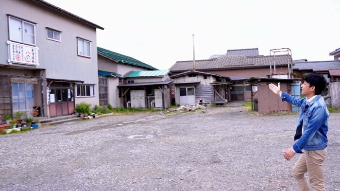 新津地区の住宅街にある「新津温泉」