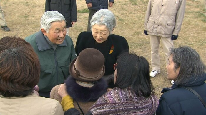 葉山御用邸前に集まった人たちと談笑 2015年2月