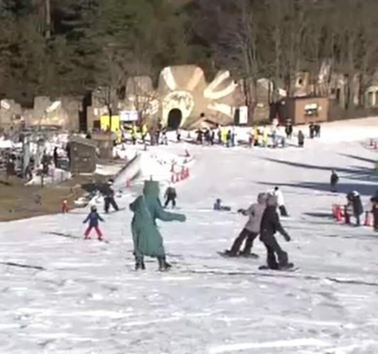 「六甲山スノーパーク」オープン　コスプレ姿のスキーヤーらが初滑り　人工雪ゲレンデで早くも大にぎわい｜FNNプライムオンライン