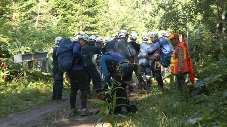 「釣りをしていて、妻と次男がはぐれた」標高406メートル山の中のダム付近に釣りに訪れた4人家族のうち42歳母親と7歳次男が山道で姿消す_約40人態勢で捜索_ハンターや警察犬も出動〈北海道芽室町〉｜FNNプライムオンライン
