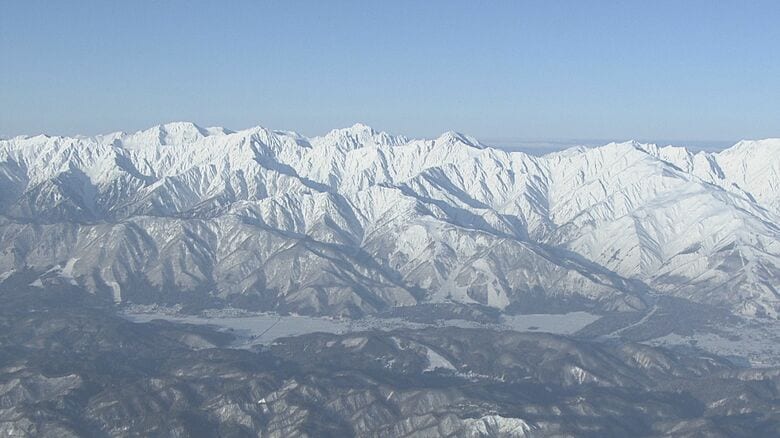 バックカントリーで外国籍の3人が雪崩に巻き込まれる　1人が安否不明　26日朝から警察など8人で捜索　長野・白馬村の山中で遭難｜FNNプライムオンライン