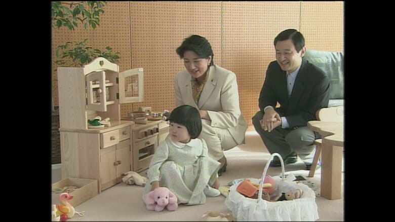2歳の愛子さまの活発なご様子“初の泣き顔”も　両陛下の育児「よくほめること、よく言い聞かせること」（2003年12月7日放送）【「皇室ご一家」の記憶】｜FNNプライムオンライン