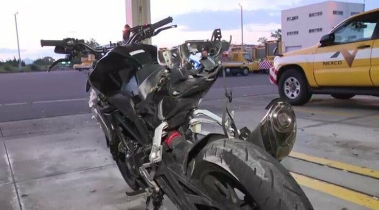 中央線はみ出した中型バイクが対向車線の車と正面衝突 バイクを運転していた18歳男性が死亡 片側1車線の緩やかなカーブ｜FNNプライムオンライン