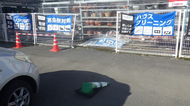 【高齢ドライバー事故】ホームセンター駐車場でフェンス突き破り陳列棚にも『衝突』＿83歳女性運転の車「帰る時に事故を…」アクセルとブレーキ踏み間違えたか〈北海道東川町〉｜FNNプライムオンライン