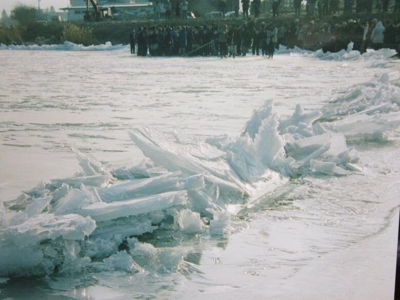 3年ぶりに長野・諏訪湖が全面結氷！氷がせり上がる現象「御神渡り」は今年も見られる？仕組みを解説｜FNNプライムオンライン