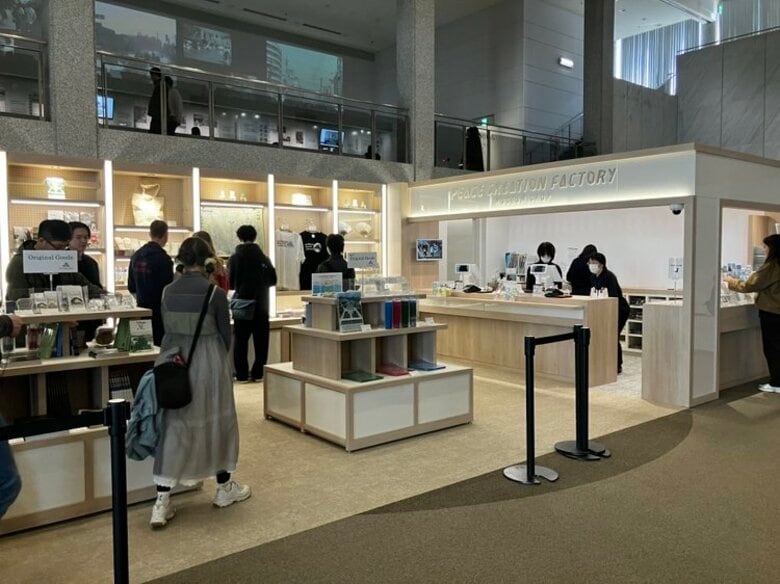 原爆資料館のミュージアムショップ　リニューアルオープン　”平和を創造する工場になる”の思い込め　広島｜FNNプライムオンライン