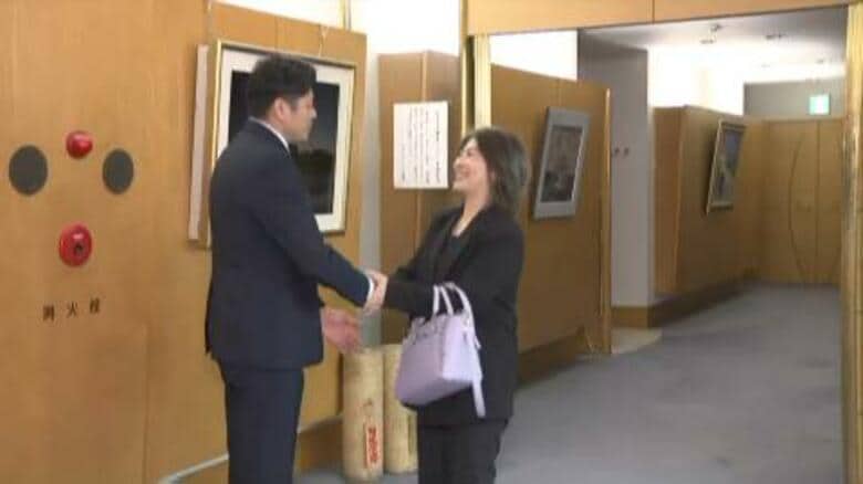 田久保市長が笑顔で退庁 二度目の不信任可決で失職決定 唯一の“田久保派”議員から「力不足で申し訳ございません」と声をかけられると「とんでもない」 秘書広報課の職員にも謝意 市役所に別れ|FNNプライムオンライン