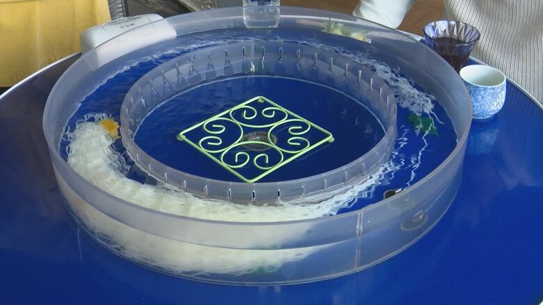滝の上から引いた水で“一年中流しそうめん”を楽しむ　店内の円卓では名水がかけ流し【岐阜発】｜FNNプライムオンライン