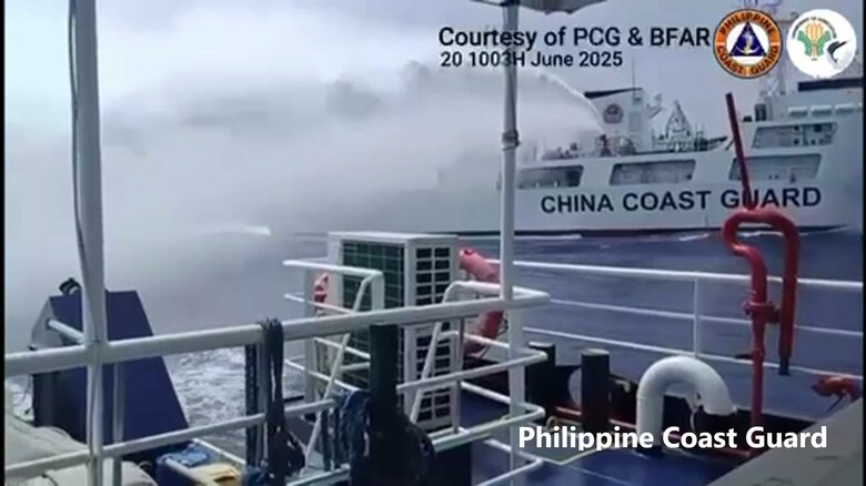 南シナ海でフィリピン船が中国船から放水砲を受ける｜FNNプライムオンライン