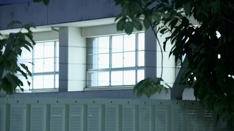 校長「兆候つかめなかった」女子児童の下着盗撮しSNSグループに共有した疑いで小学校教師逮捕…保護者説明会開催　体育授業を中止へ｜FNNプライムオンライン