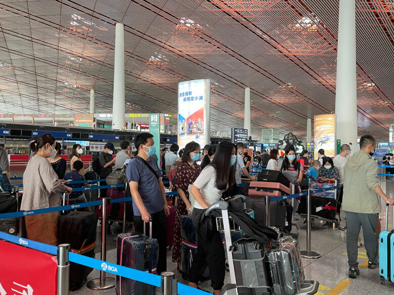 北京空港では、日本に向かう中国人が列を作る